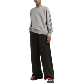 Off-White Bărbați FW22 cu dungi și logo Arrows imprimat, guler rotund, pulover, versiune gri Off-White Bărbați FW22 cu dungi și logo Arrows imprimat, guler rotund, pulover, versiune gri