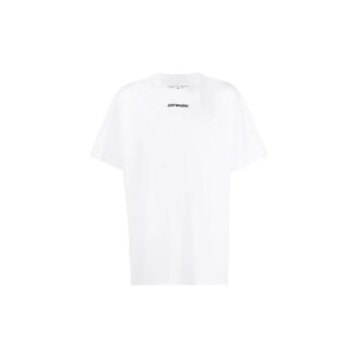 Tricou alb cu guler rotund, pantaloni scurți, croială lejeră, cu imprimeu săgeată pe spate