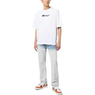 Tricou cu logo vopsit cu spray